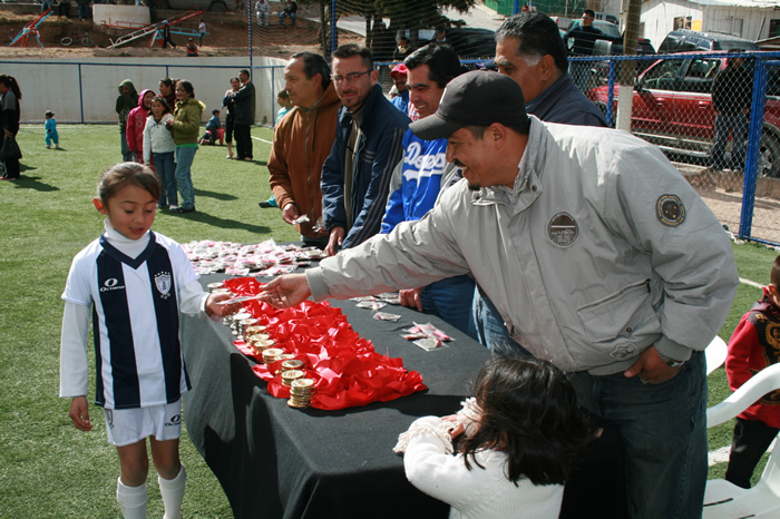 [Galería] Visita de Don Angel al Torneo de Futbol Infantil